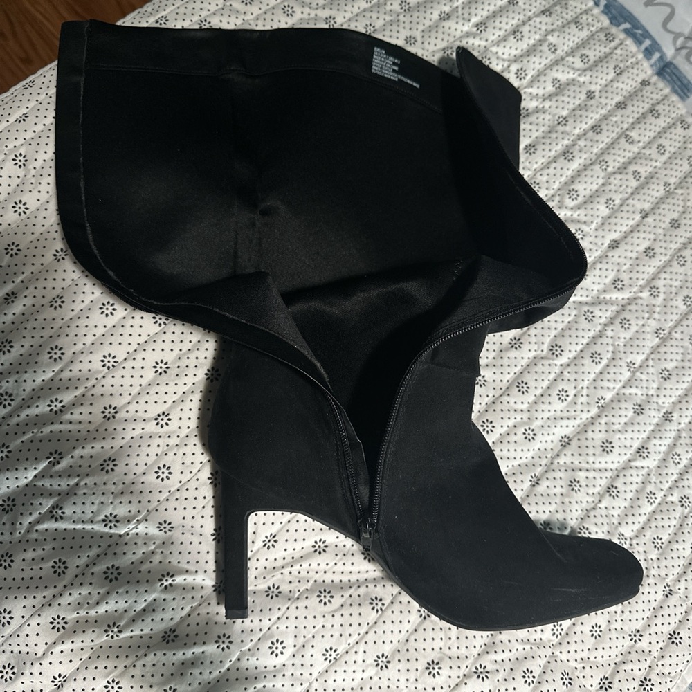 Sleek Black Heeled Boots for Women